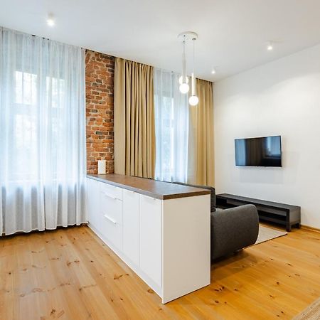 Two Bedroom Very Berry Apartment In Poznan With Desk By Noclegi Renters Dış mekan fotoğraf