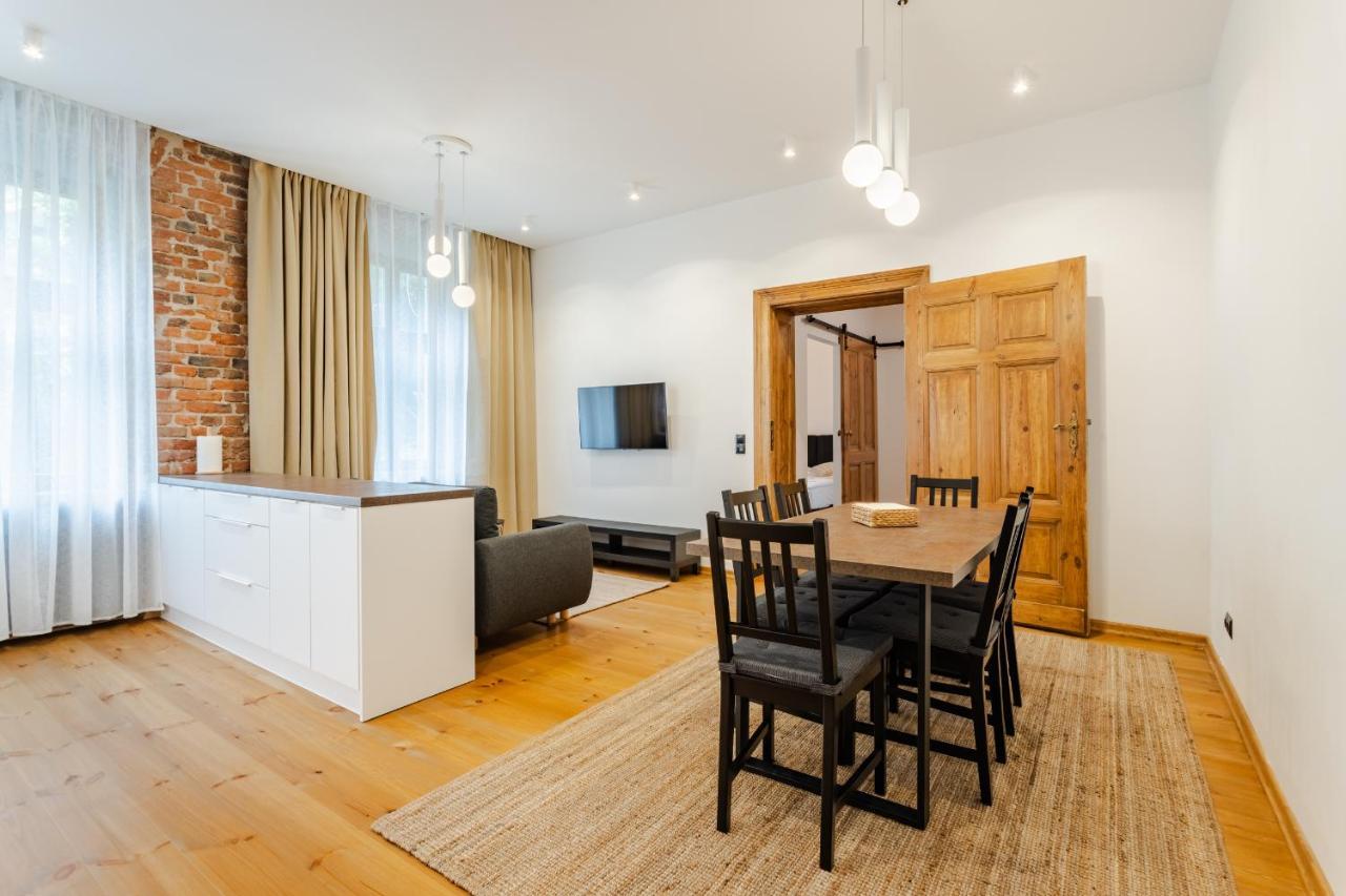 Two Bedroom Very Berry Apartment In Poznan With Desk By Noclegi Renters Dış mekan fotoğraf