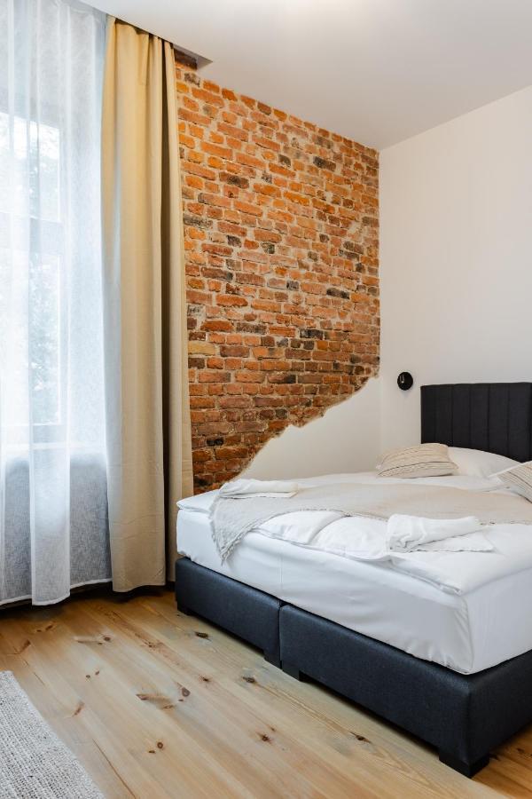 Two Bedroom Very Berry Apartment In Poznan With Desk By Noclegi Renters Dış mekan fotoğraf