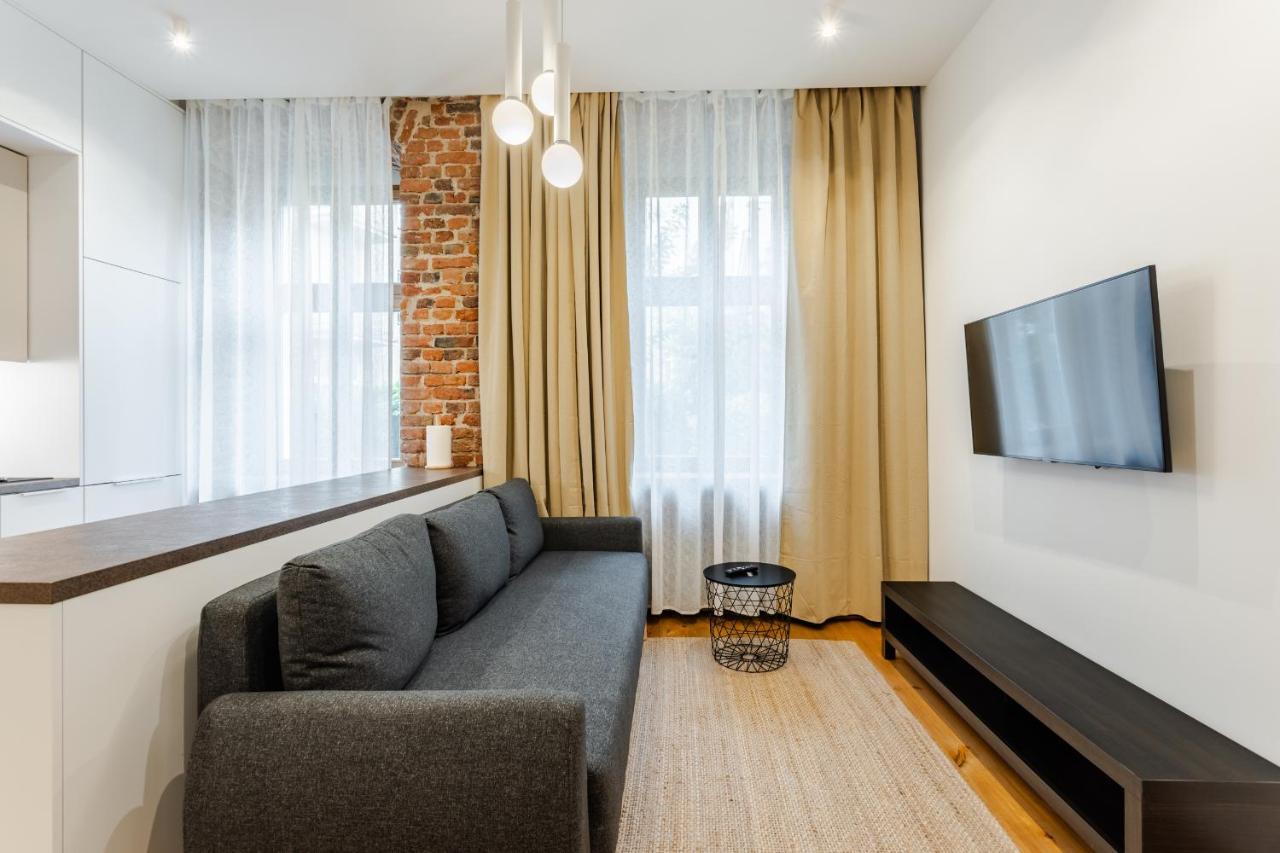 Two Bedroom Very Berry Apartment In Poznan With Desk By Noclegi Renters Dış mekan fotoğraf